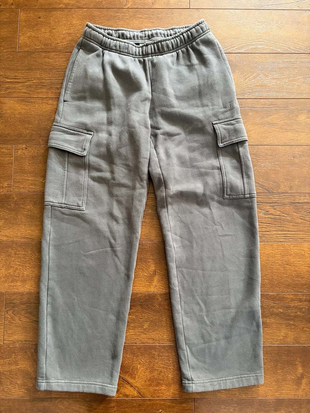 TNA Cozy Fleece Mega Fit Cargo Sweatpants Grey Relaxed Wide Leg Womens - Picture 1 of 6